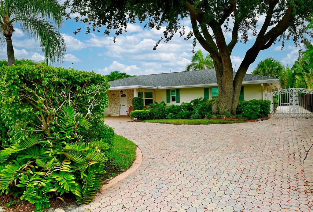 129 Alhambra Place, West Palm Beach, FL 33405