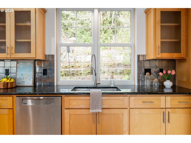 4015 SPRING KNOLL Dr, Eugene, OR 97405