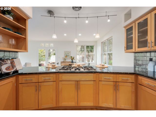 4015 SPRING KNOLL Dr, Eugene, OR 97405