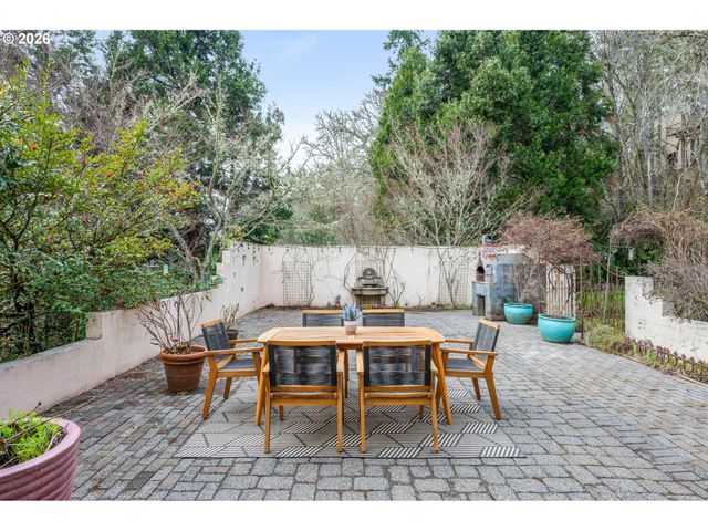 4015 SPRING KNOLL Dr, Eugene, OR 97405