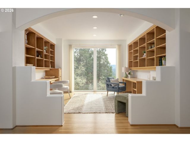 4015 SPRING KNOLL Dr, Eugene, OR 97405