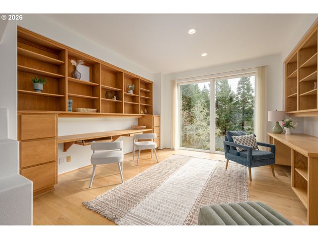 4015 SPRING KNOLL Dr, Eugene, OR 97405