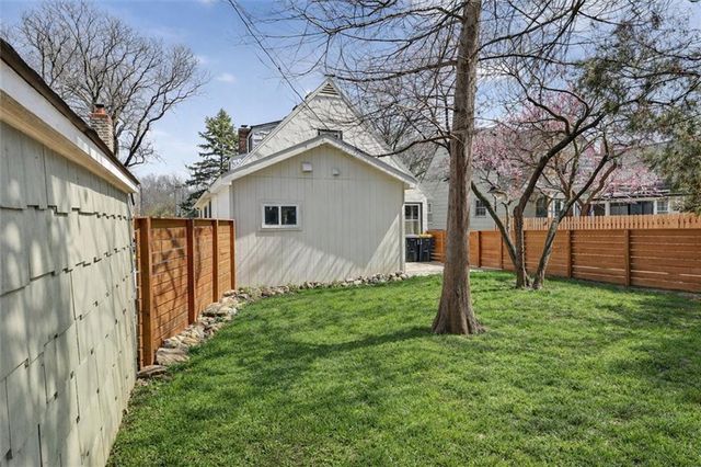 6846 Locust Street, Kansas City, MO 64131