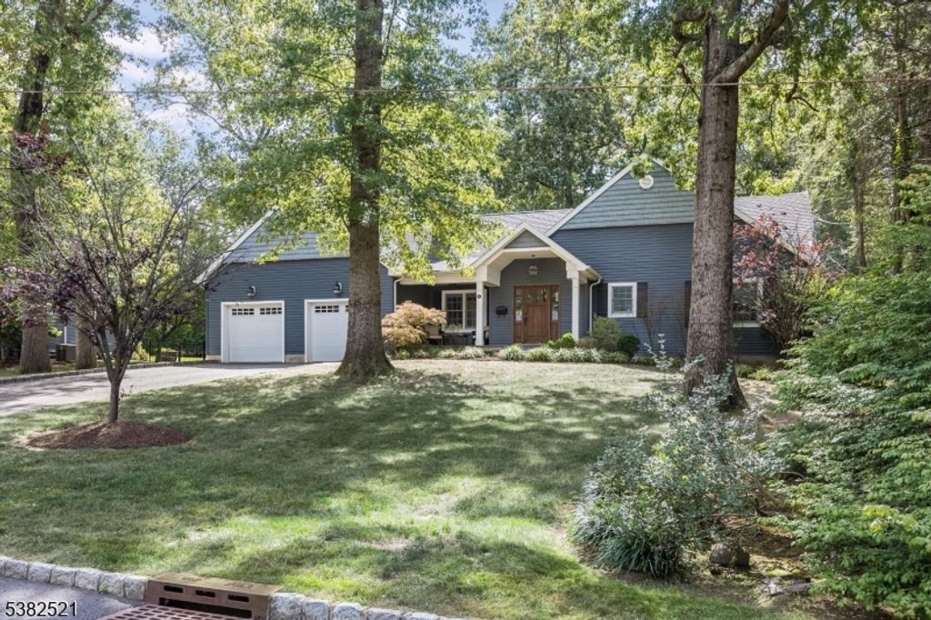 18 East Dr, Livingston Twp., NJ 07039