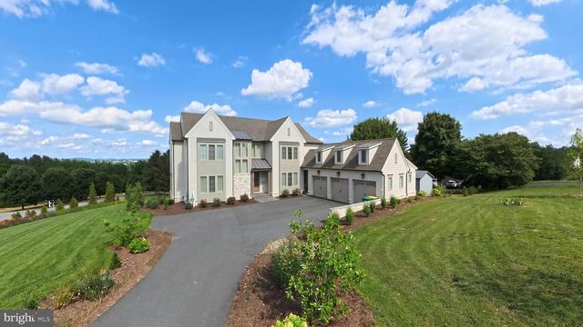 1 STRAWBERRY LN, Lititz, PA 17543
