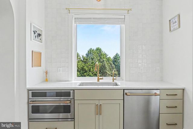 1 STRAWBERRY LN, Lititz, PA 17543