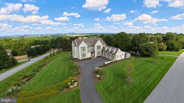 1 STRAWBERRY LN, Lititz, PA 17543