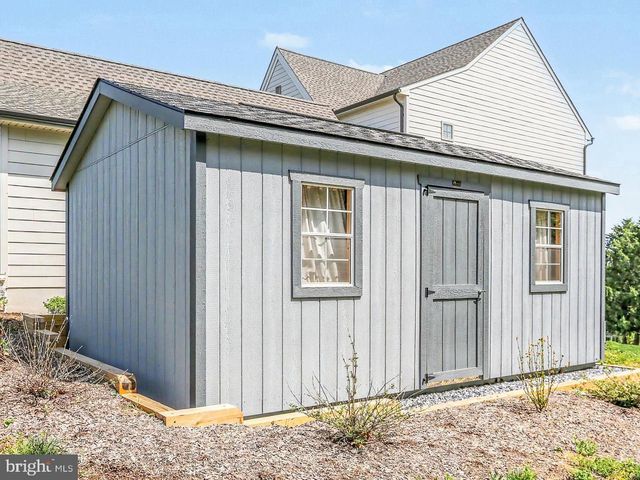 1 STRAWBERRY LN, Lititz, PA 17543