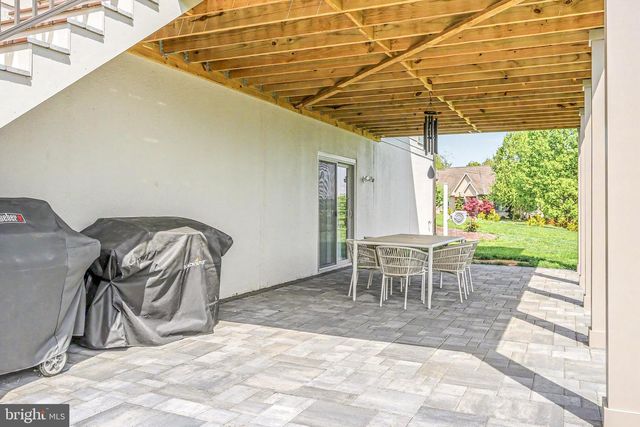 1 STRAWBERRY LN, Lititz, PA 17543