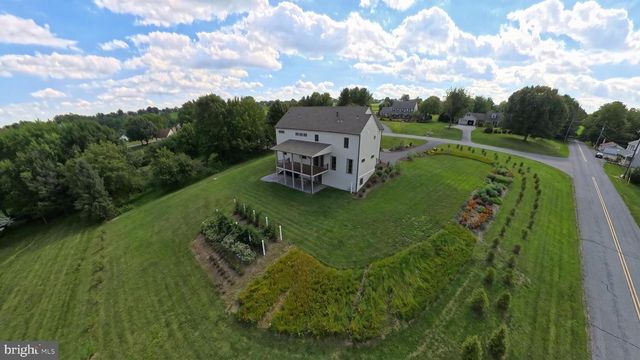 1 STRAWBERRY LN, Lititz, PA 17543