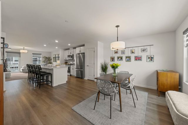 352 Bridgeview Court, St. Charles, IL 60174