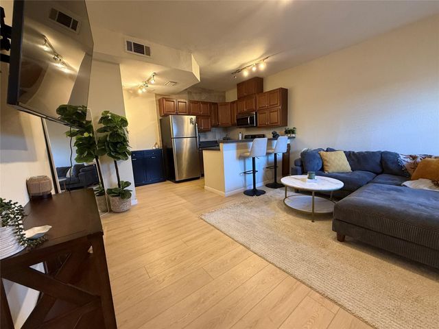 5757 E University Boulevard 22R, Dallas, TX 75206