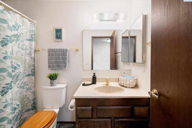 6220 W Willamette Ave, Kennewick, WA 99336