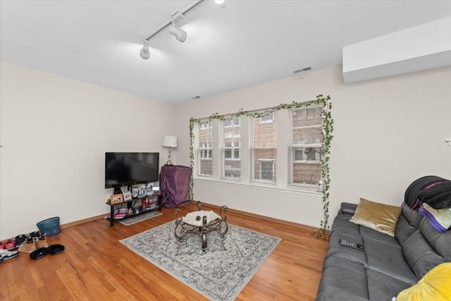 2307 E 70th Place 214, Chicago, IL 60649