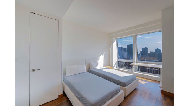400 5th Ave Apt 32C, New York City, NY 10018