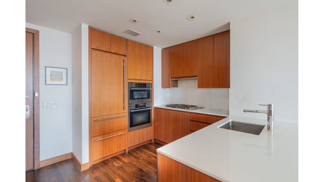 400 5th Ave Apt 32C, New York City, NY 10018