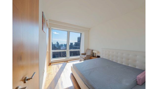 400 5th Ave Apt 32C, New York City, NY 10018