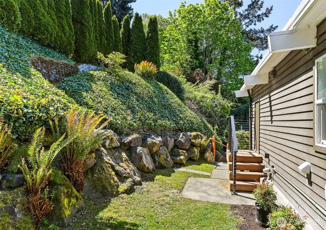 2122 Halleck Avenue SW, Seattle, WA 98116