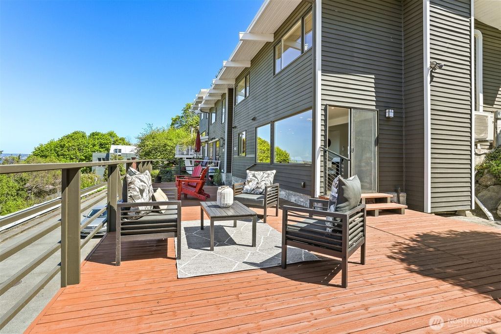2122 Halleck Avenue SW, Seattle, WA 98116