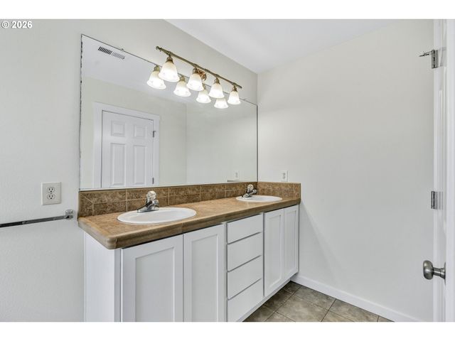 241 Sw 105TH Ter, Portland, OR 97225
