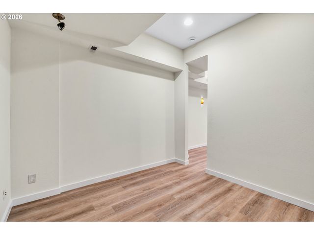 241 Sw 105TH Ter, Portland, OR 97225