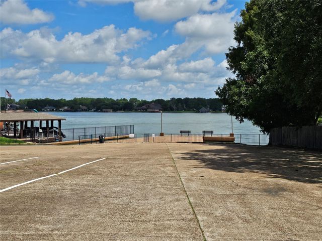 331 Lake View Drive, Montgomery, TX 77356