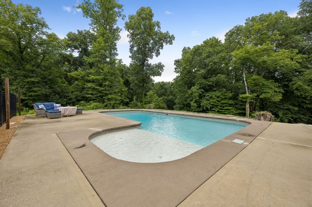 7916 E Plunders Creek Rd, Dickson, TN 37055