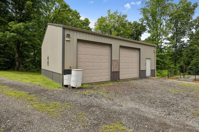 7916 E Plunders Creek Rd, Dickson, TN 37055
