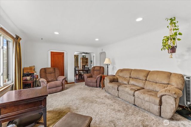 328 Garden Avenue N, Renton, WA 98057
