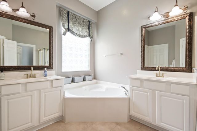 28 Misty Harbor E, Montgomery, TX 77356