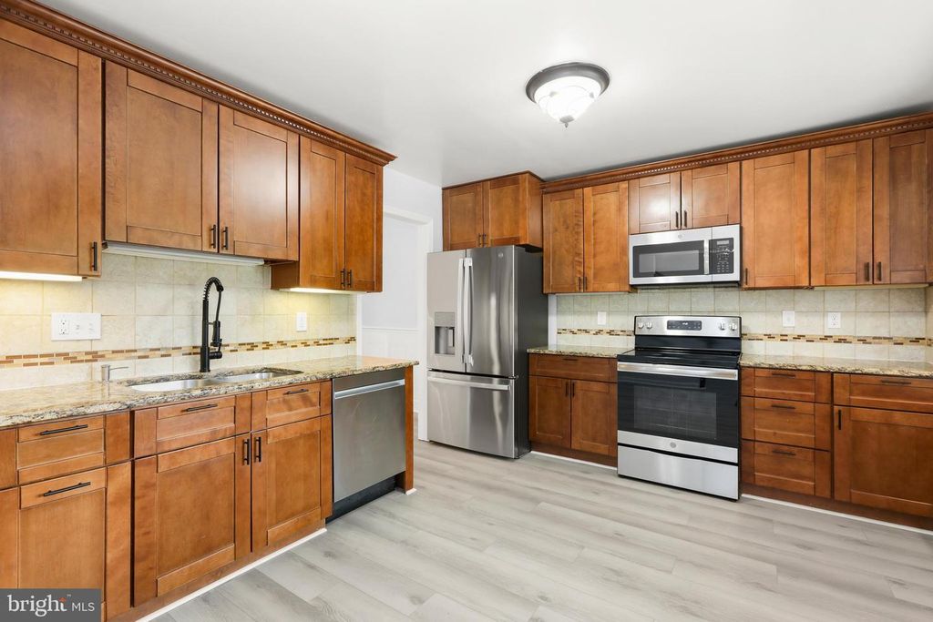 Image 14 of property listing at 404 PEACH CT, Annapolis, MD 21409