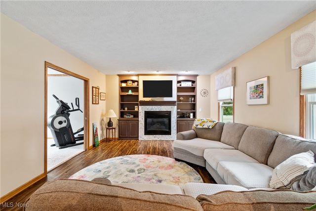 1905 Hampshire Circle NW, Uniontown, OH 44685