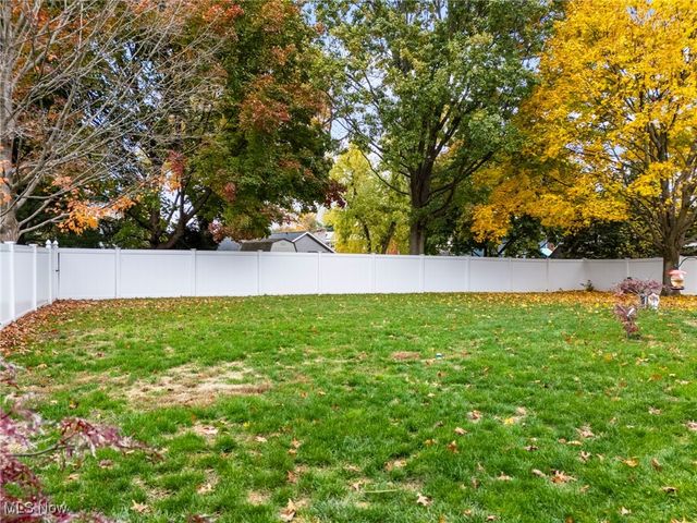 1905 Hampshire Circle NW, Uniontown, OH 44685