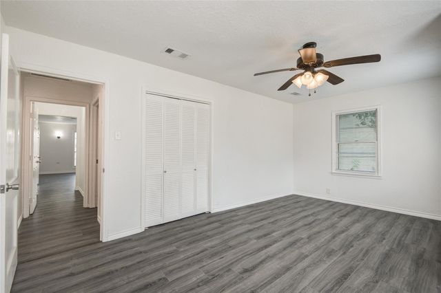 704 Pin Money Street, Clute, TX 77531