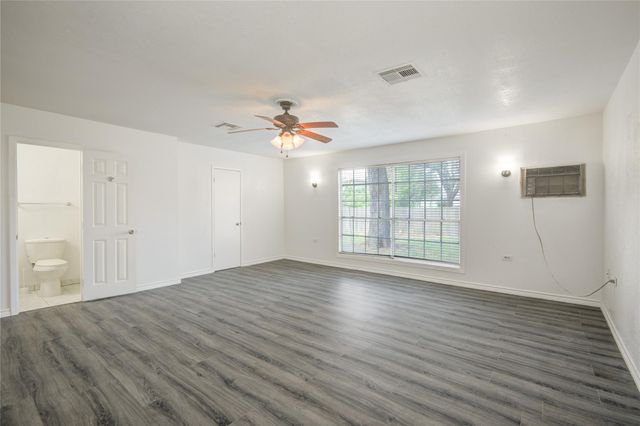 704 Pin Money Street, Clute, TX 77531