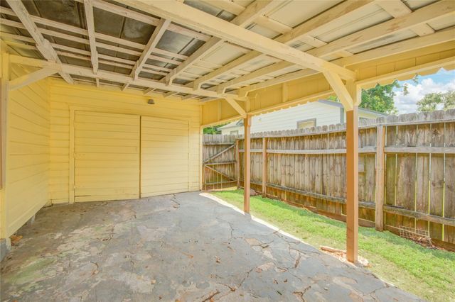 704 Pin Money Street, Clute, TX 77531