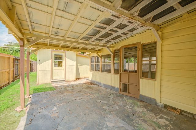 704 Pin Money Street, Clute, TX 77531