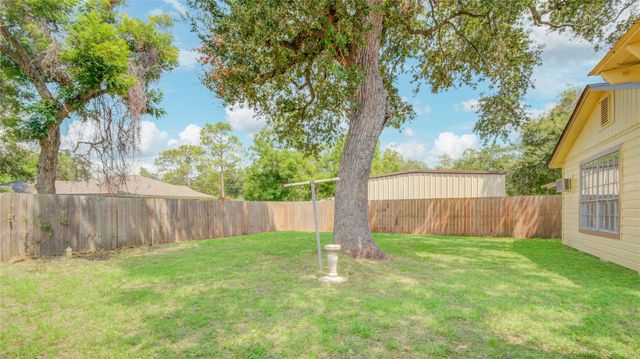704 Pin Money Street, Clute, TX 77531