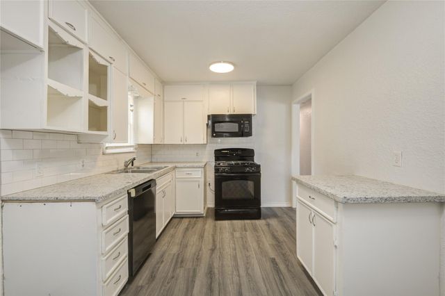 704 Pin Money Street, Clute, TX 77531