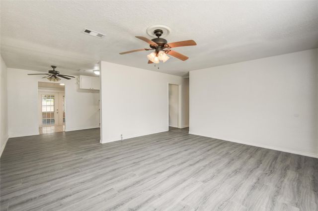 704 Pin Money Street, Clute, TX 77531