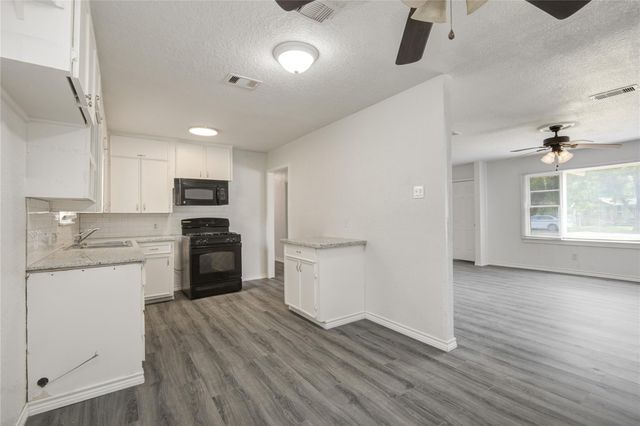 704 Pin Money Street, Clute, TX 77531