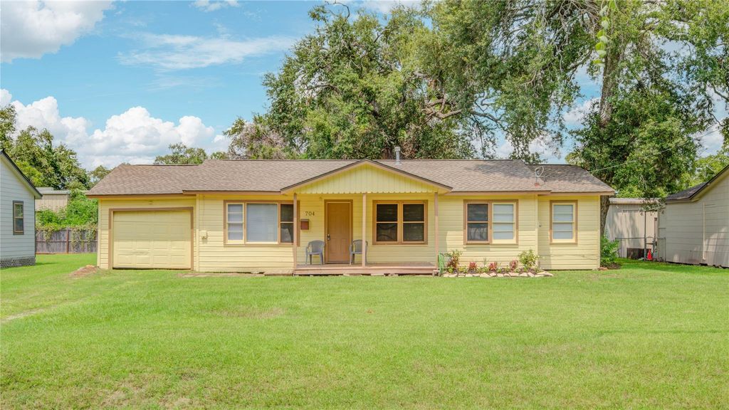 704 Pin Money Street, Clute, TX 77531