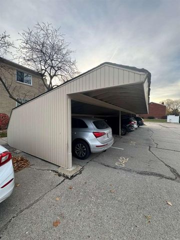 37102 Aberdeen Drive 10, Sterling Heights, MI 48312