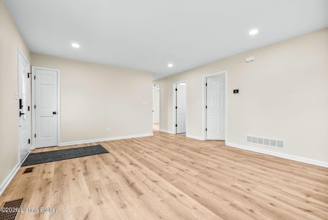 1112 Herr Ln, Louisville, KY 40222