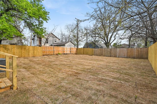 1106 W Chestnut Street, Denison, TX 75020