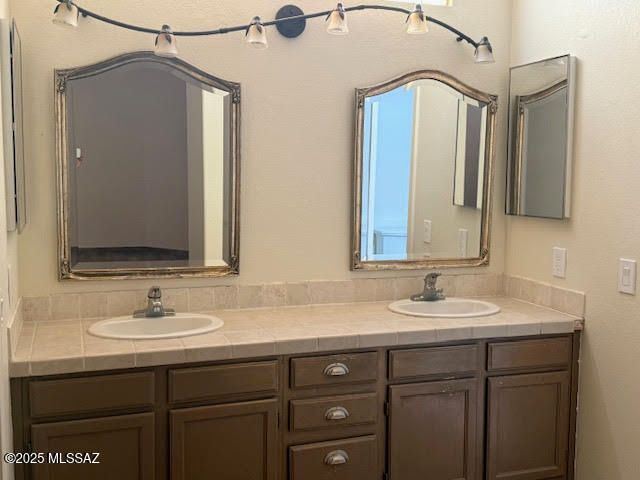 788 W Fountain Creek Drive, Green Valley, AZ 85614