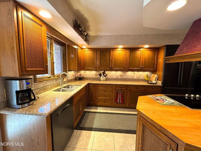 1440 S Stadium Road, Oregon, OH 43616