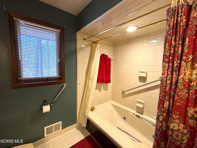 1440 S Stadium Road, Oregon, OH 43616