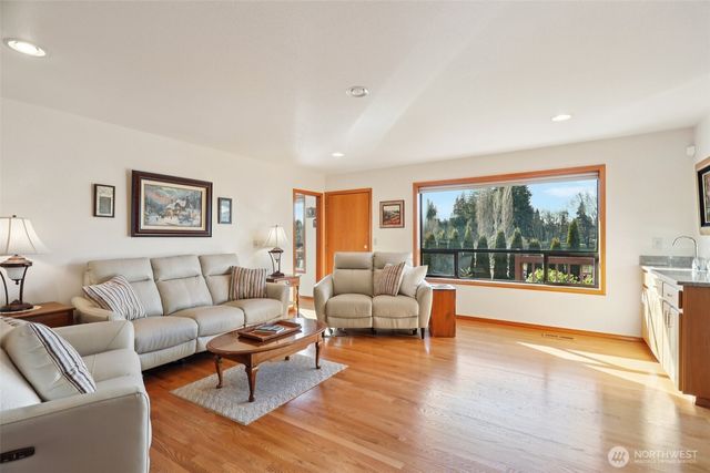 2910 13th Street SW, Puyallup, WA 98373