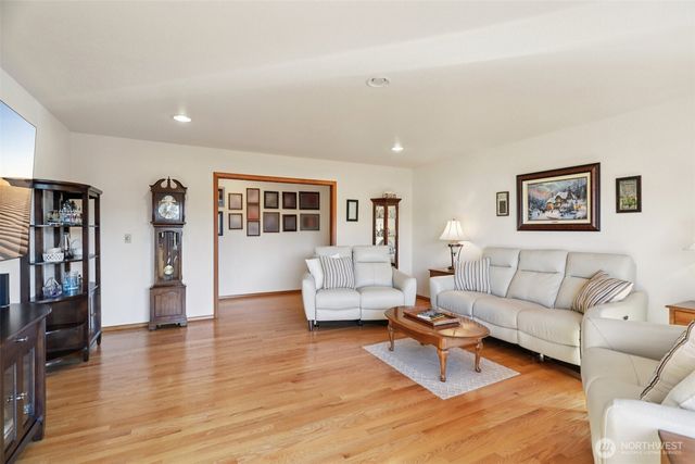 2910 13th Street SW, Puyallup, WA 98373